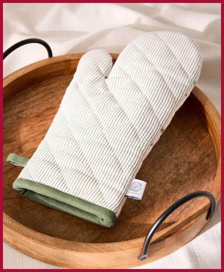 All our aprons & oven mitts at Simons Maison
