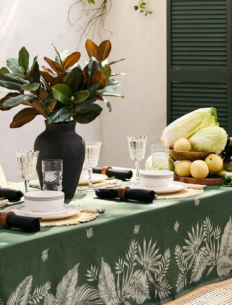 une assiette avec des fruits