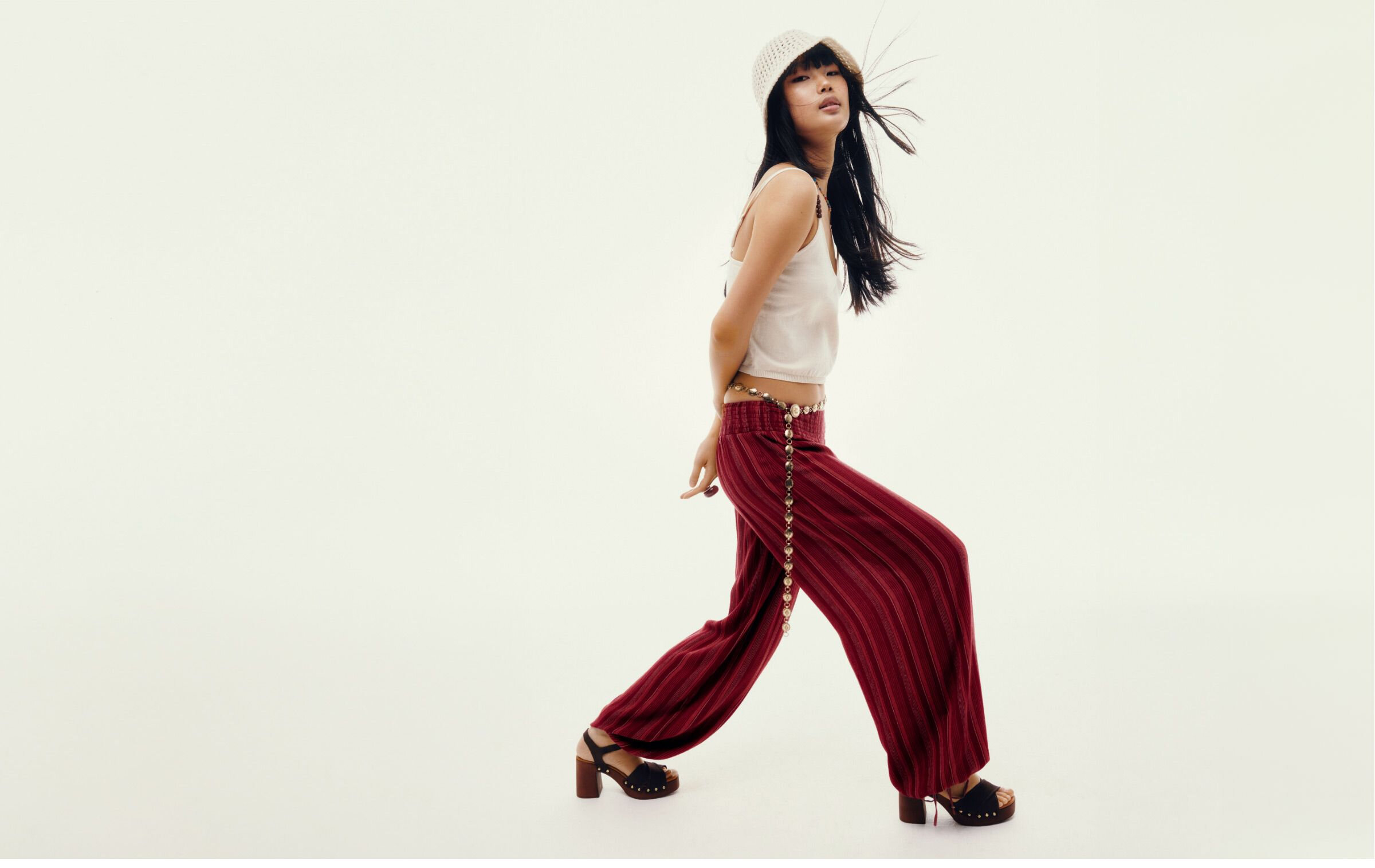 Jeune femme vêtue d'un pantalon large rouge