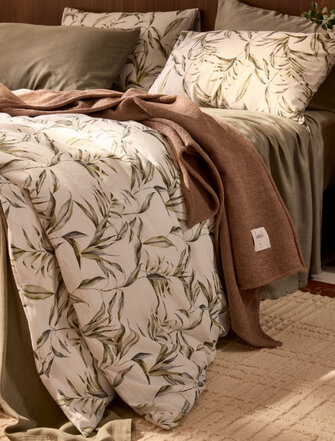 Chambre à coucher de couleurs naturelles au charme exotique