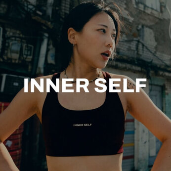 Femme portant un soutien de sport noir