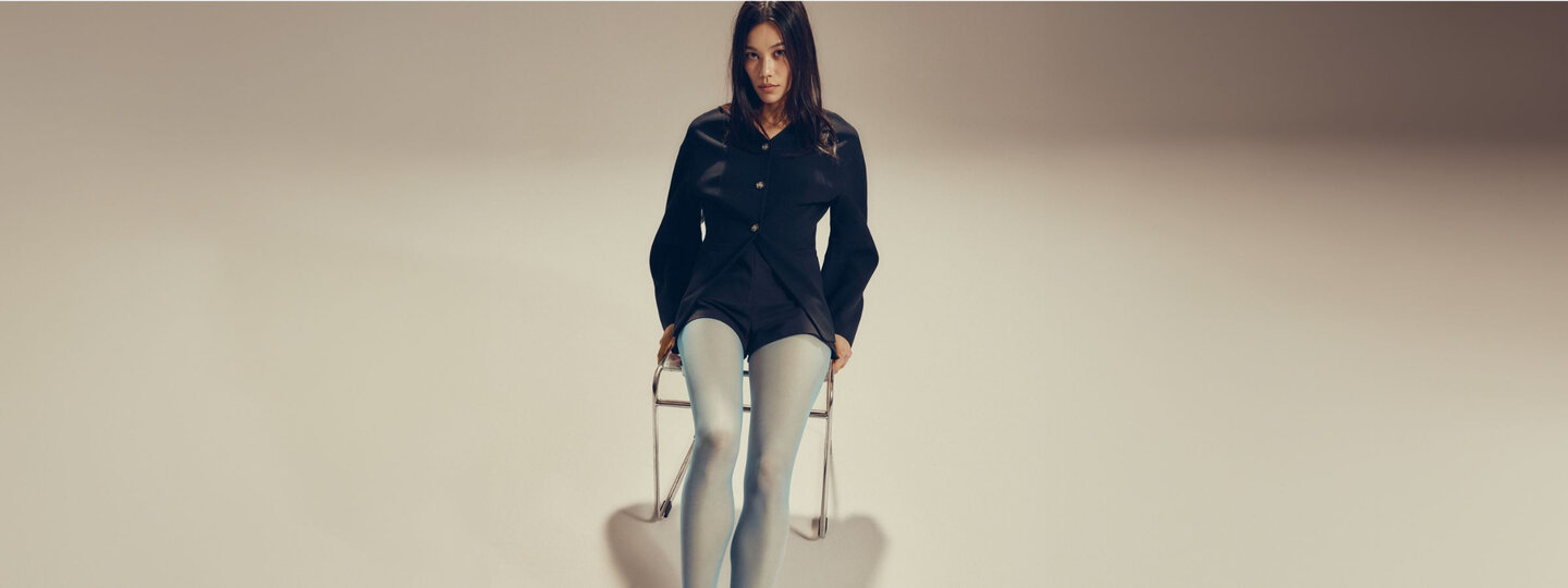 Femme portant un bas diaphane bleu