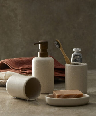 Tous nos accessoires et corbeilles chez Simons Maison