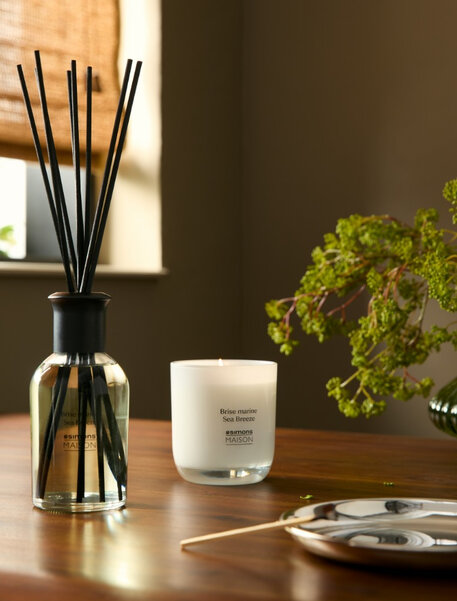 A bath with a pretty dark wood cabaret and accessories for relaxation