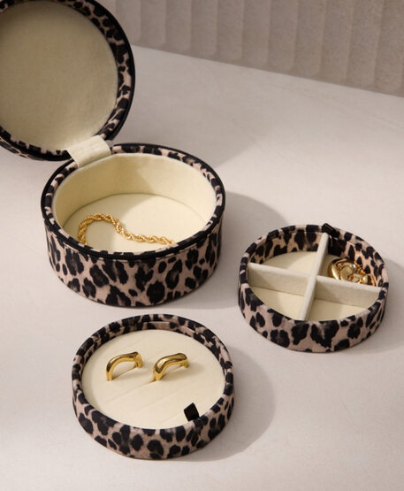Tous nos paniers et articles de rangement chez Simons Maison
