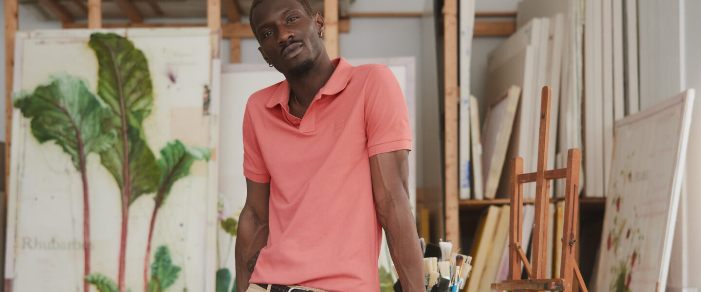 Un homme porte un polo rose.