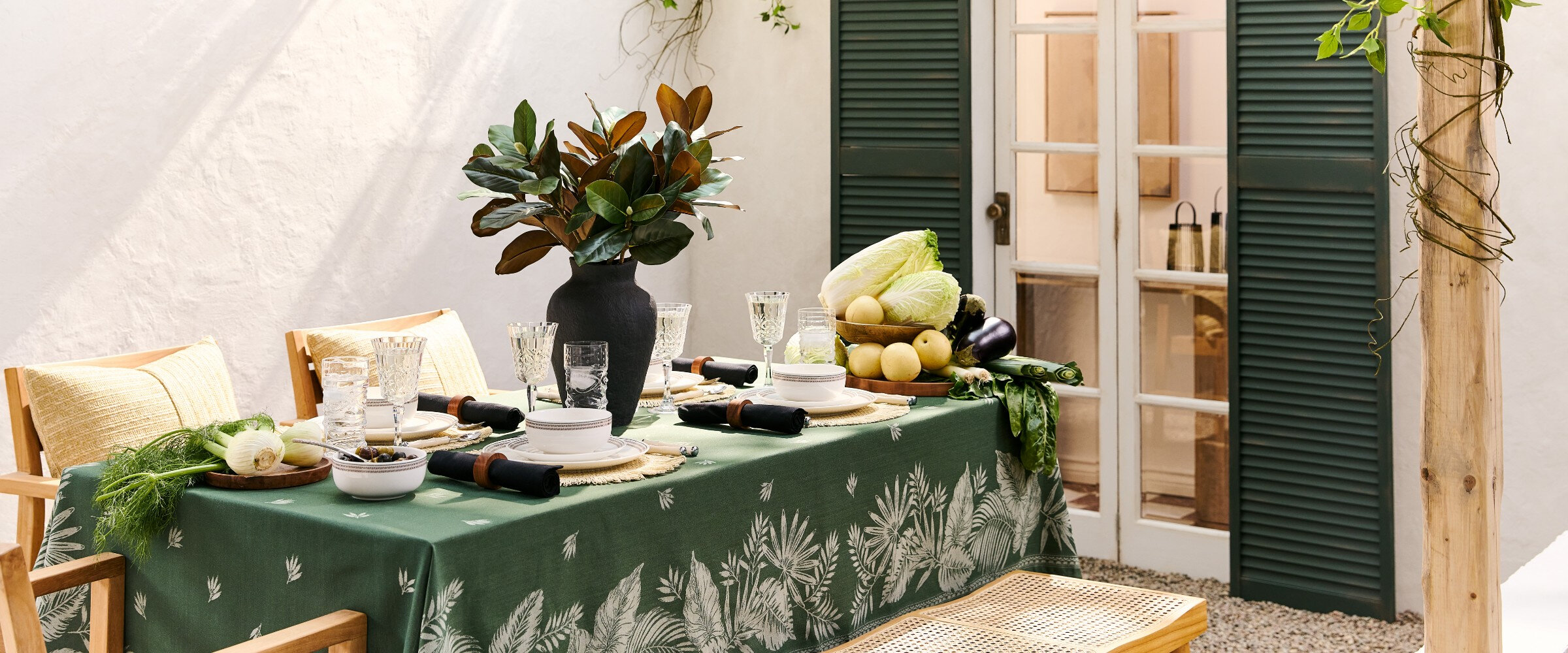 Une salle à manger extérieure au charme exotique
