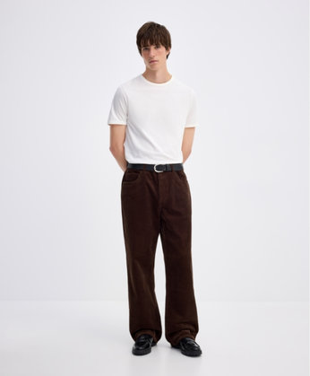 Jeune homme portant la coupe de pantalon Wynwood de couleur brun foncé