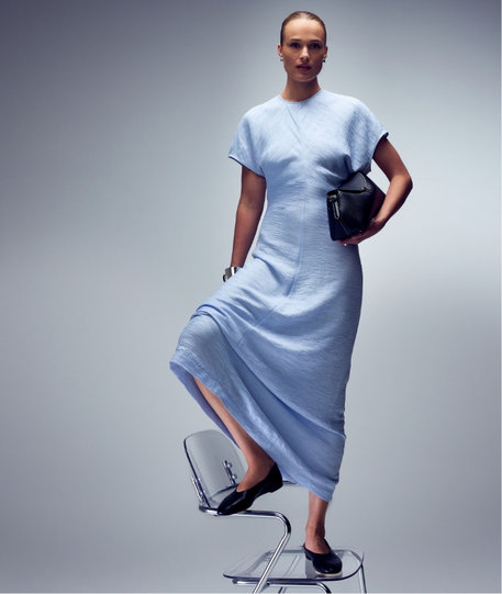 La robe longue fin plissée taille blousante par Toteme