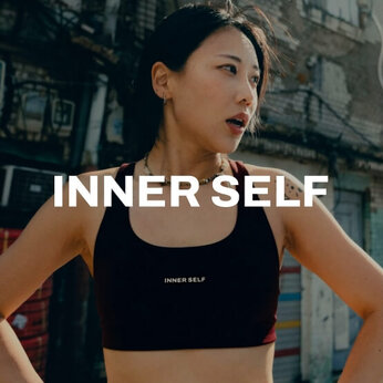 Femme portant un soutien de sport noir