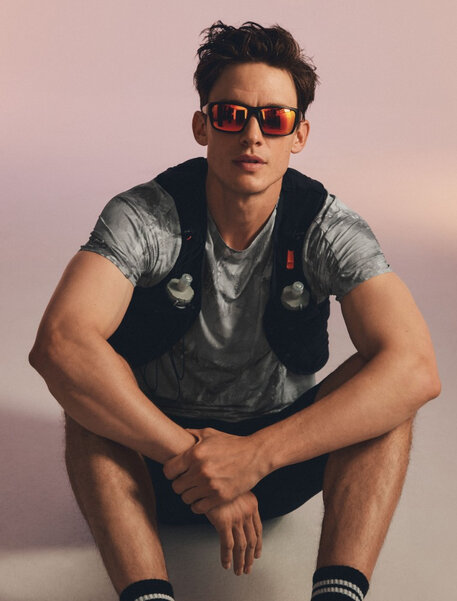Un homme porte des vêtements de sport
