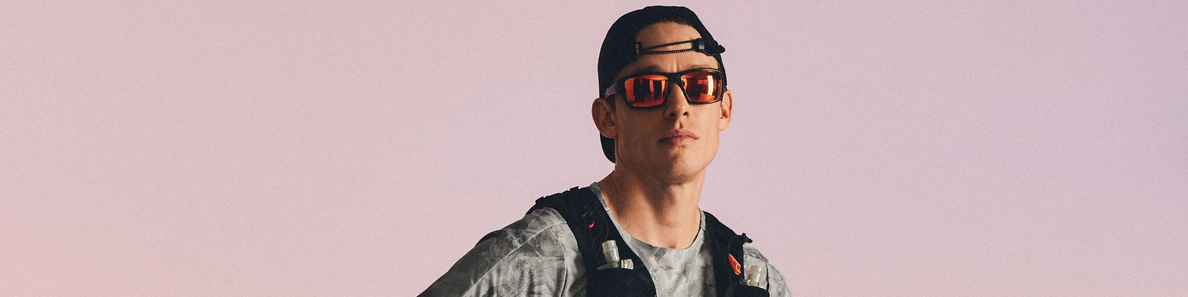 un homme porte des vêtements de sport