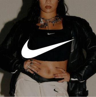 Une jeune femme porte du Nike.