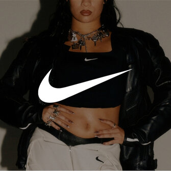 Une jeune femme porte du Nike.
