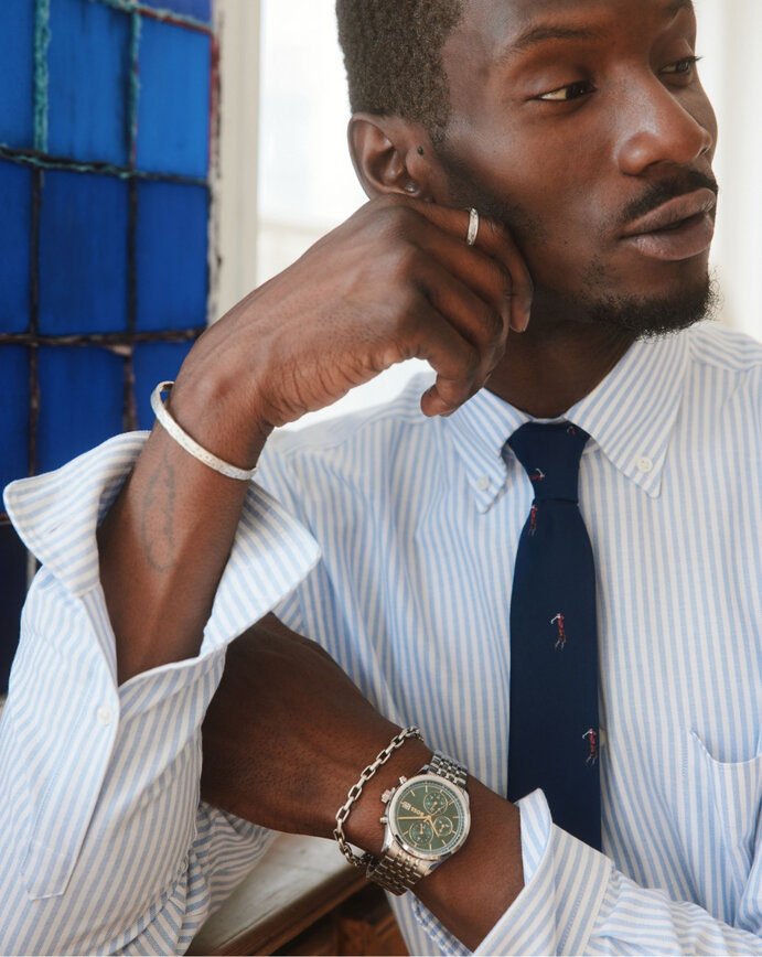Un homme porte une chemise rayée