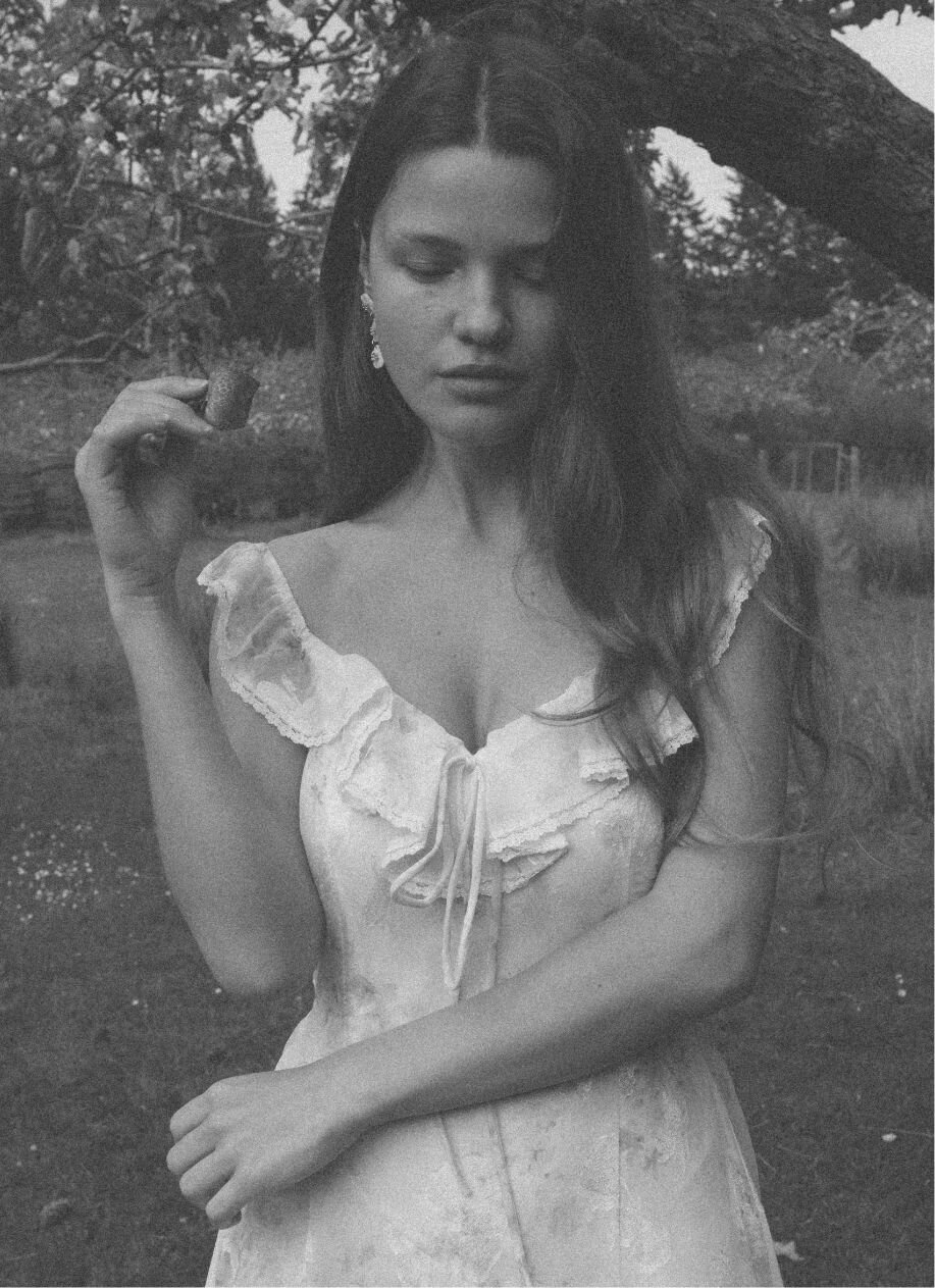 Photo en noir et blanc d'une jeune femme