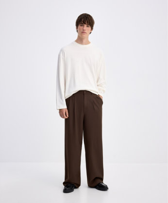 Young man wearing the Dalston pant in dark brown