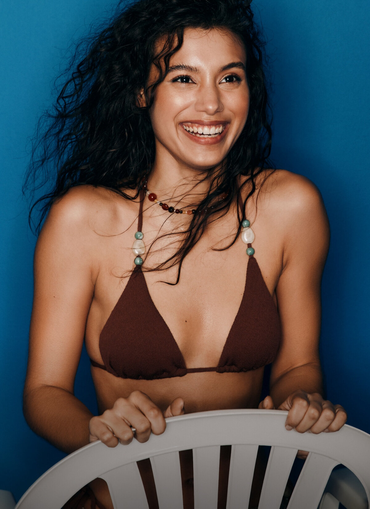 Jeune femme souriante portant un maillot marron 2 pièces