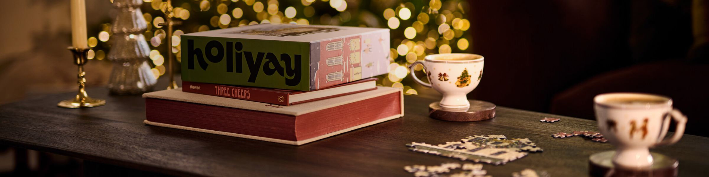 Livre, casse-tête et chocolat chaud
